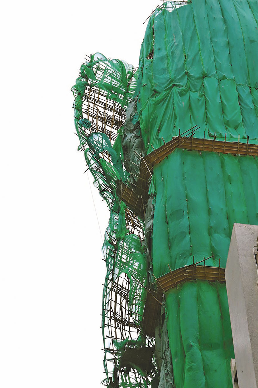 ◆尖沙咀有外牆棚架被強風吹至搖搖欲墜。 香港文匯報記者北山彥 攝