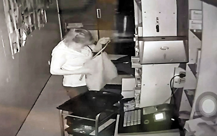 ◆女賊潛入髮型屋盜竊。 影片截圖