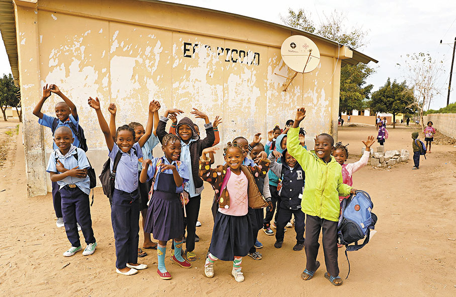 ◆中非合作論壇北京峰會6日圓滿落幕。中非就加強全方位合作達成明確政治共識，一致通過了未來三年加強雙方合作的《北京宣言》和《行動計劃》。圖為2023年7月25日，莫桑比克馬普托省皮科科村學校的孩子們站在裝有中國援助的衛星電視接收天線的房屋前。 資料圖片