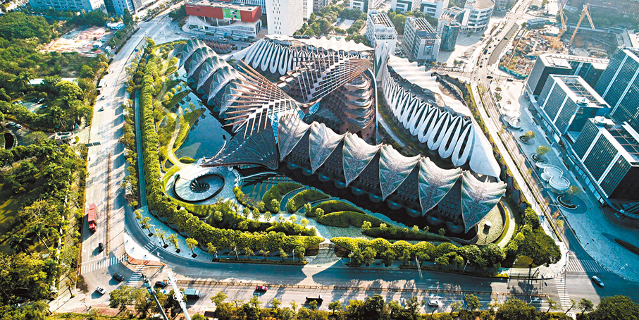 ◆坐落於深圳龍華大浪時尚小鎮的瑪絲菲爾總部大廈，在鱗次櫛比的廠房與寫字樓的環繞中格外引人注目。 香港文匯報深圳傳真