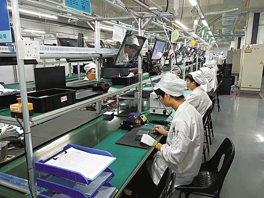 ◆新能源汽車配套企業威珀的員工在流水作業，生產新能源汽車部件。