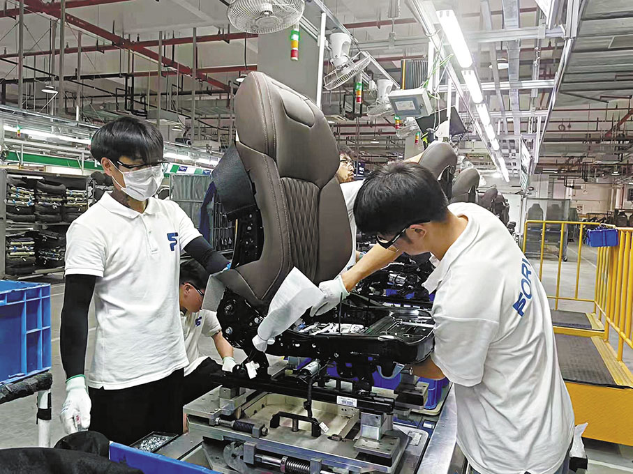 ◆ 佛吉亞員工在裝配汽車座椅，全部用於比亞迪汽車。