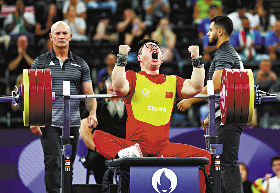 ◆更多人尊重殘奧運動員作為頂尖選手的努力和付出。圖為中國舉重選手胡鵬。 路透社