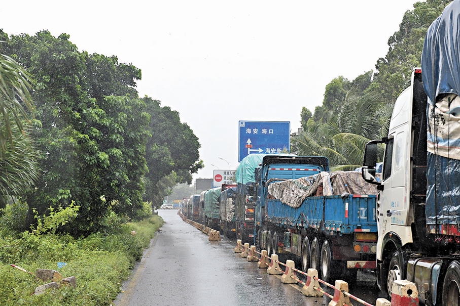  ◆9月6日，在廣東省徐聞港，前往海南的貨車滯留在路上。 新華社