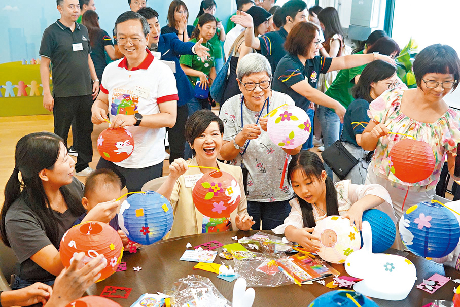 ◆樂善村中秋活動，居民歡聚。 香港文匯報記者曾興偉  攝