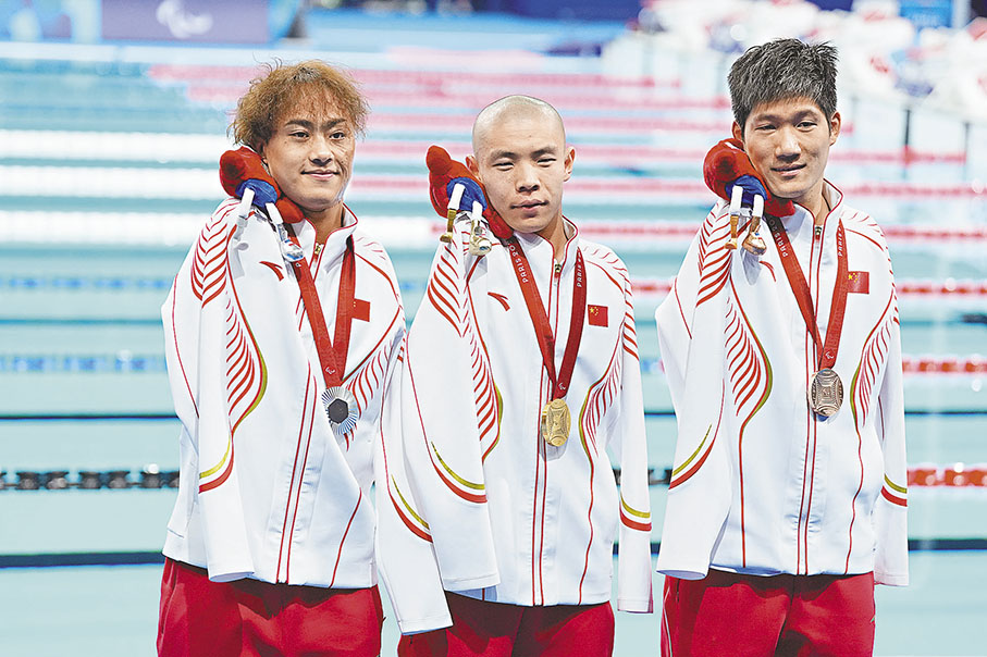 ◆郭金城(中)、袁偉譯(左)、王李超包攬男子50米蝶泳S5級項目冠亞季軍。  新華社