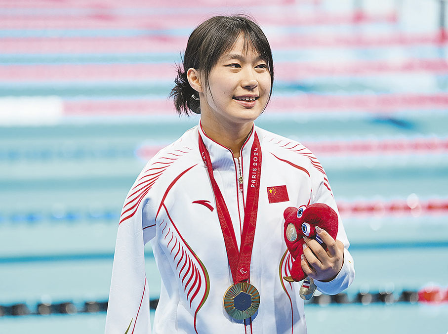 ◆蔣裕燕6日在女子400米自由泳S6級決賽，以5分12秒07成績奪冠。  新華社