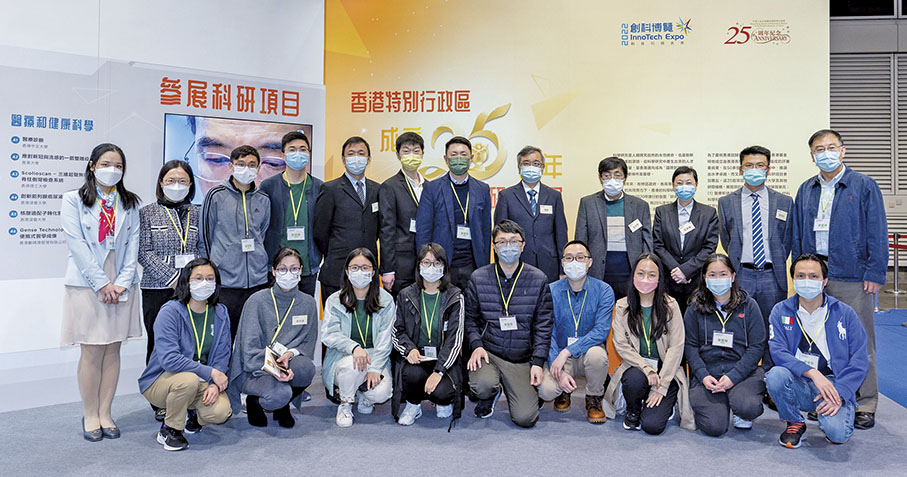 ◆支志明在2022創科博覽展示他的OLED科研成果。