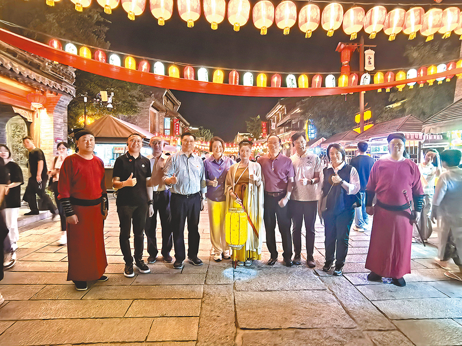 ◆視察組一行於6日晚間前往洛邑古城，視察洛陽的夜經濟和文旅商業綜合體的運營情況。 香港文匯報記者劉蕊  攝