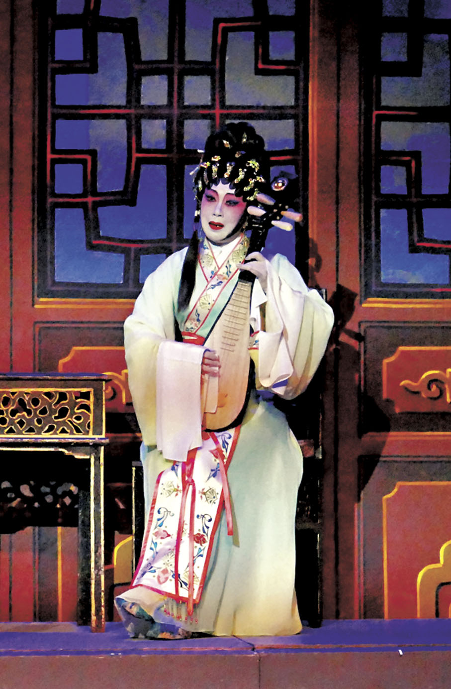 ◆鄧美玲在《一曲琵琶動漢皇》一劇中飾演王昭君，抱琵琶演唱是劇中人物特色。