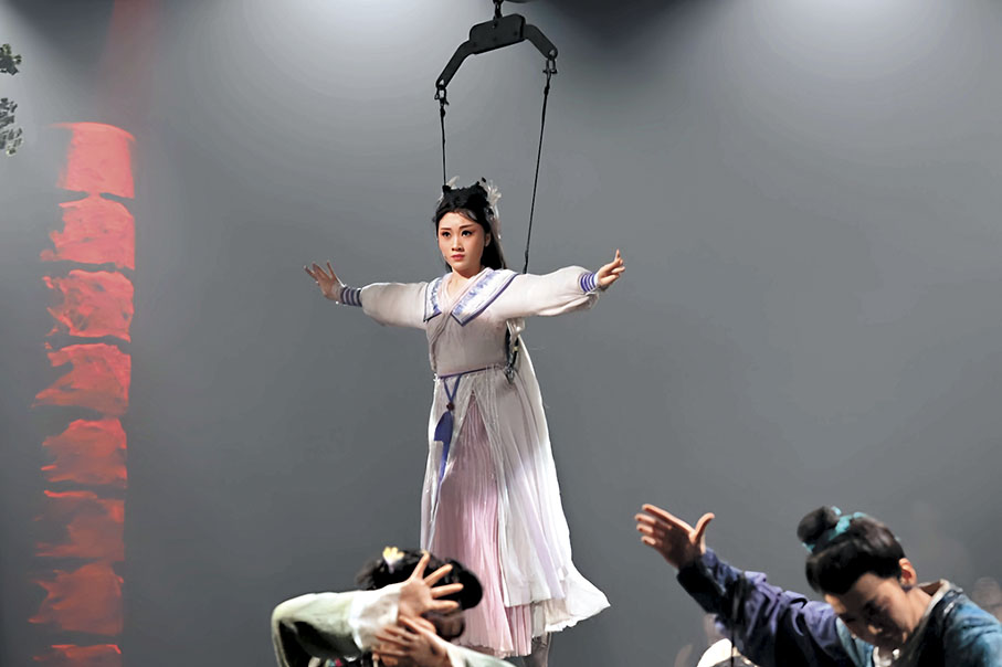 ◆「00後」演員楚舒婷吊威吔表演。