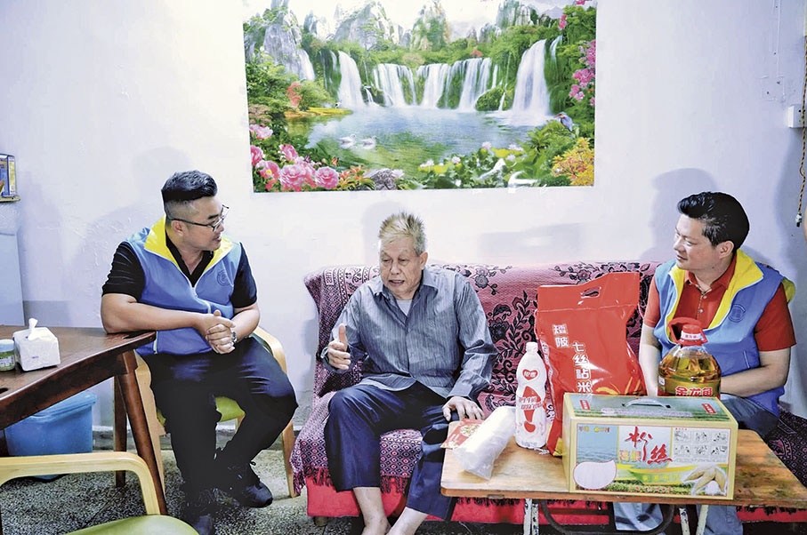 ◆2023年10月，楊俊光帶隊下鄉，親臨孤寡老人家中探望慰問。