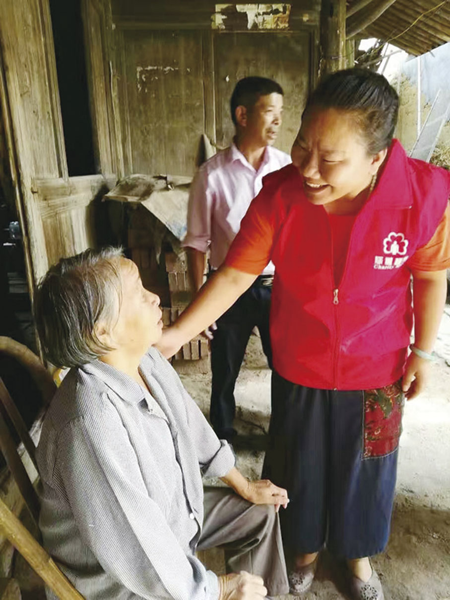 ◆ 2016年，吳小榮身體力行慰問長者 。