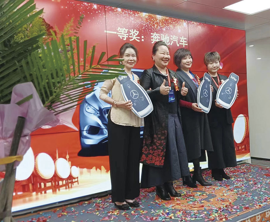 ◆ 2024年，吳小榮在ISPAY公司大會送出三輛奔馳給營銷團隊領導。