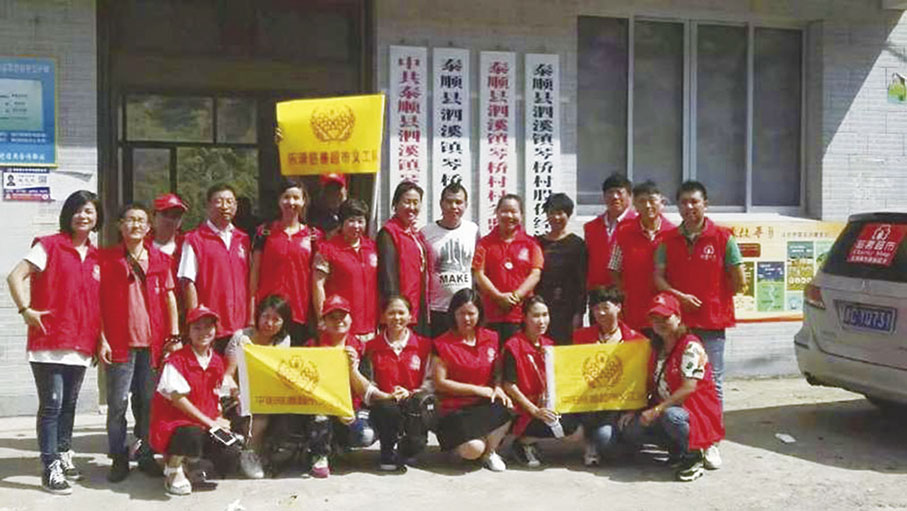 ◆ 2016年，吳小榮「一帶一路·善行萬里」慈善公益項目向有需要的貧困地區捐贈校服、助學金及食物。