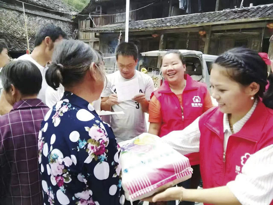 ◆ 2016年，吳小榮慰問溫州市泰順縣的洪水災民，並送上溫暖的日常用品。