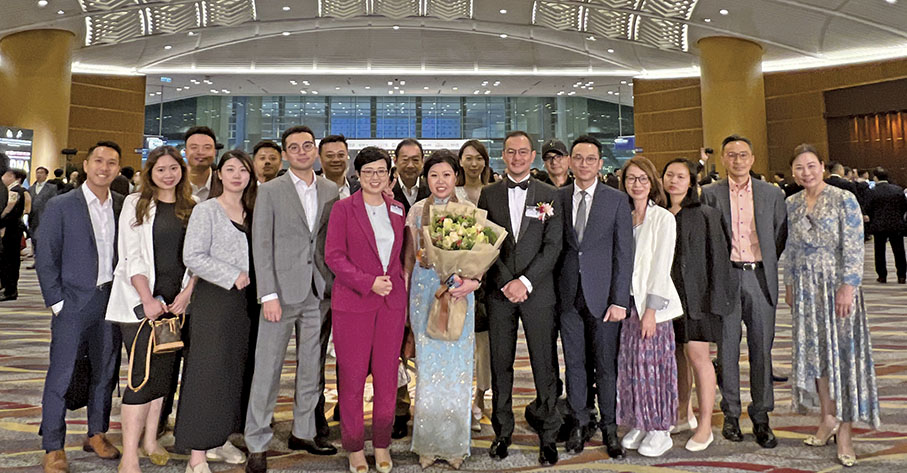 ◆王韶華今年同時奪得保協傑出人壽保險經理及營業員獎(DMA/DAA),行政總裁林嘉言、人壽及康健業務總經理楊娟及一眾營業團隊代表一同到場恭賀。