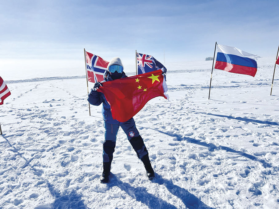 ◆ 2023年12月龍艷輝前往南極點時舉起中國國旗拍照。