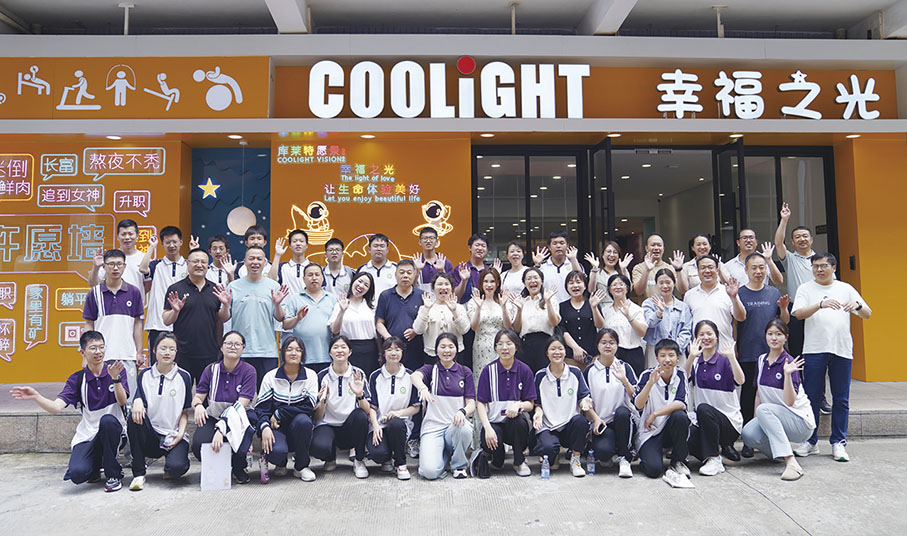 ◆ 2024年4月，龍艷輝資助30多位西安周至縣師生來深圳遊學，參觀深圳市庫萊特光電科技有限公司員工活動中心。