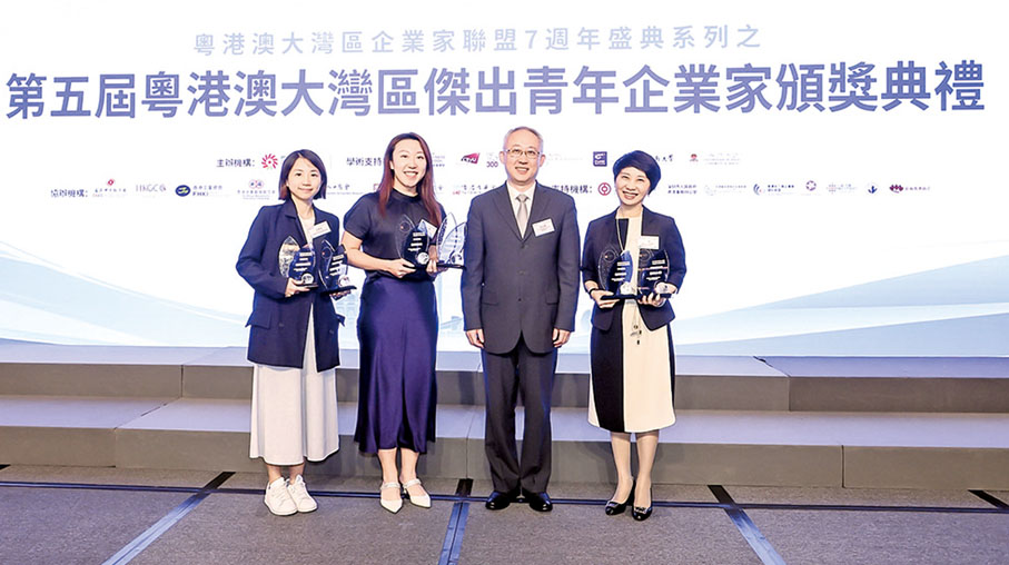 ◆ 外交部駐港特派員公署副特派員李永勝為學術評委香港中文大學、香港城市大學、暨南大學代表頒發紀念品