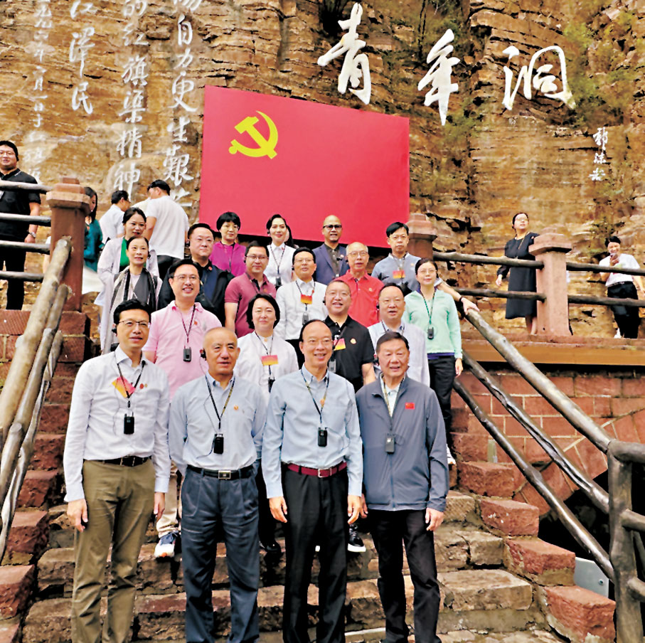 ●視察組視察青年洞。