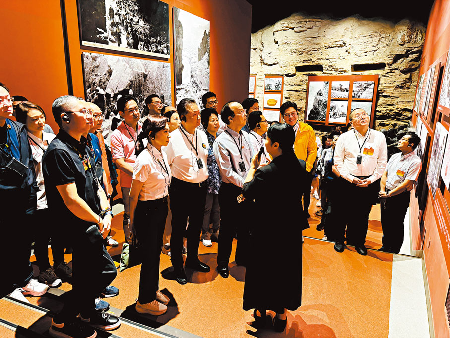 ●視察組成員細緻觀察、認真聆聽，深刻體驗並感悟紅旗渠精神。