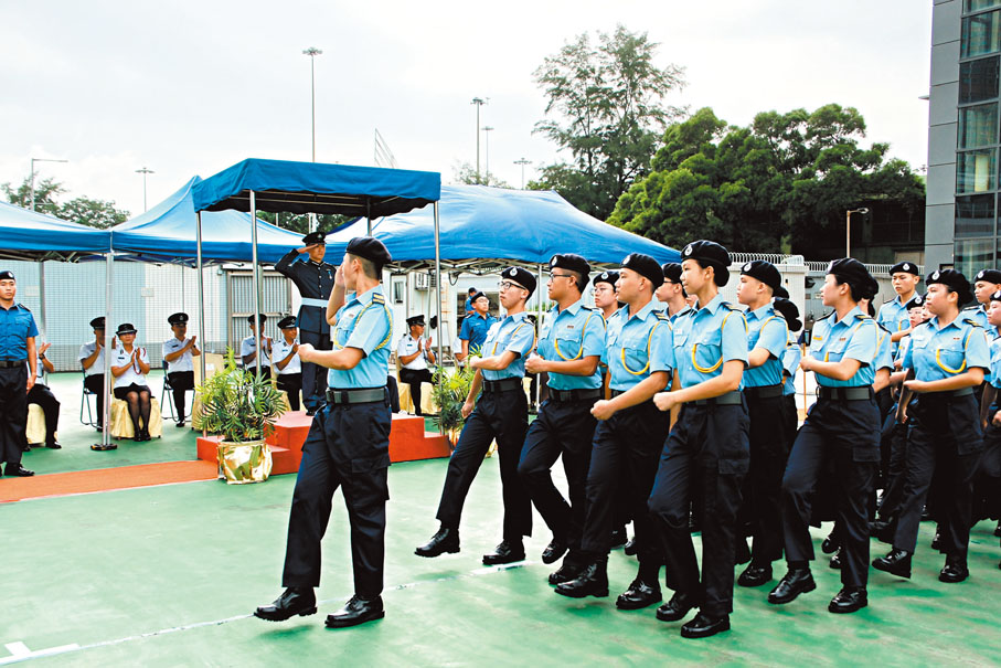 ●參賽隊伍以整齊步伐進行步操。