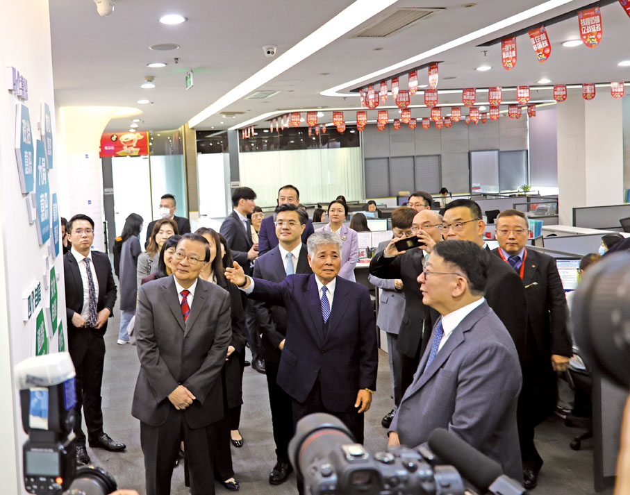 ◆ 政務司司長陳國基到訪旭日集團中國總部參觀，楊勳先生向陳司長講解旭日文化和真維斯電商發展。