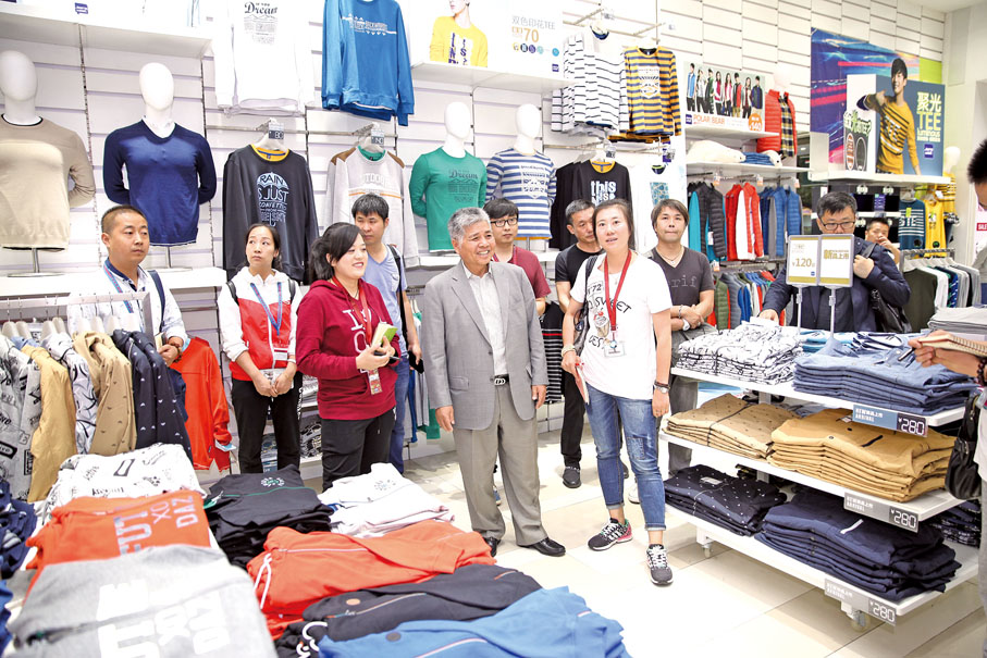 ◆ 楊勳先生到前線指導工作及鼓勵前線員工。