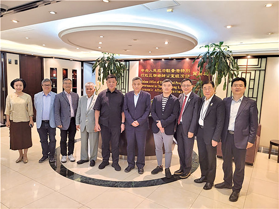 7月16日，香港中聯辦經濟部貿易處組織召開香港紡織及製衣業界商會代表座談會，香港中聯辦經濟部副部長兼貿易處負責人周強主持舉辦專題工作座談會，圍繞香港紡織服裝業融入國家發展大局與內地和「一帶一路」重點國家深化投資貿易合作主題，與本會、香港紡織業聯會、香港製衣業總商會的代表深入交流。