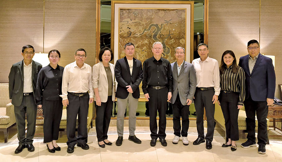 7月18日，選委代表與中紡聯代表會面進行交流午餐，探討香港與內地的紡織業發展潛力與最新趨勢，內容包括創新設計、高品質產品和國際市場網絡，有助於實現資源共享和互惠互利，共同開拓更廣闊的市場。交流午餐後，中紡聯秘書長到訪香港生產力局HKPC，在立法會議員、香港生產力局主席陳祖恒陪同下參觀多項升級轉型技術，了解本港在科技如何配合產業可持續發展。本會永遠榮譽會長潘陳愛菁（左四）、常務副會長楊燕芝（右二）、秘書長蕭勁樺（右一）出席。◆香港紡織商會輯