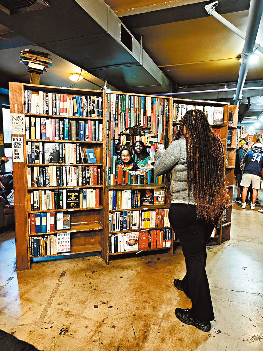 ●遊客爭相打卡拍照的「書架洞」