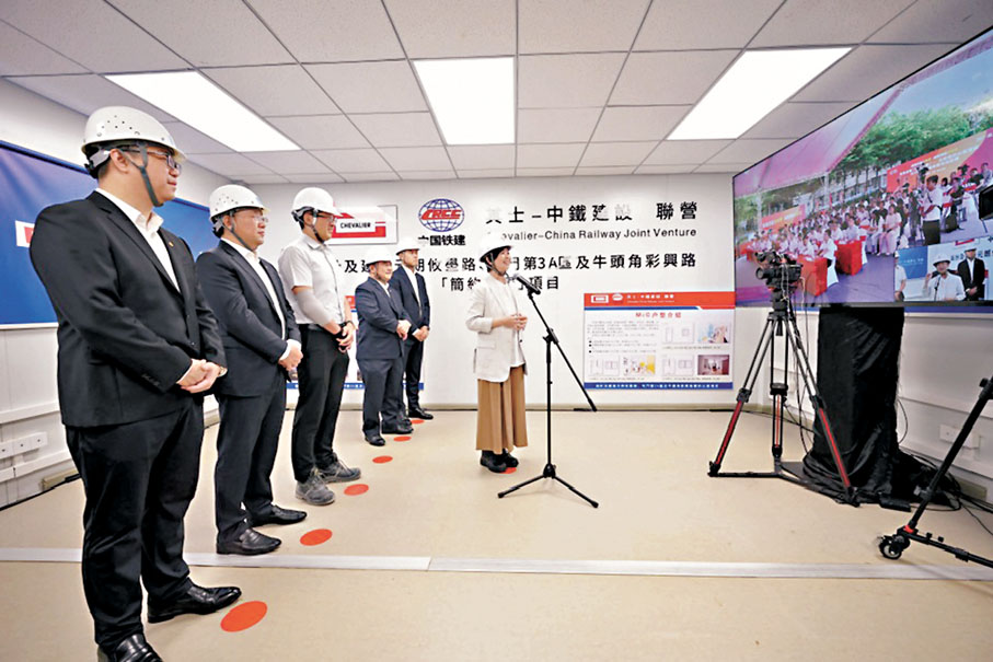 ●攸壆路項目組件完成，並於昨日早上在元朗地盤及中建科工惠州智能創造基地連線舉行箱體生產完成發運儀式。圖為何永賢在元朗地盤，與惠州智能創造基地連線。 何永賢Fb圖片