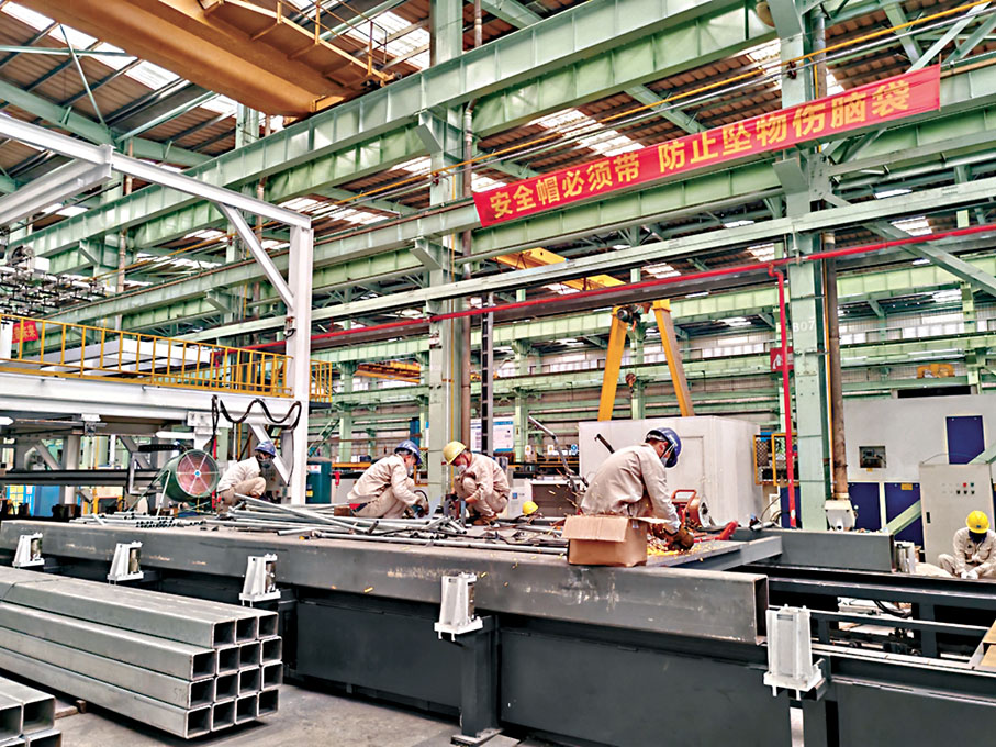 ●在總裝線上，可滿足元朗項目83種結構箱的生產。香港文匯報記者石華  攝