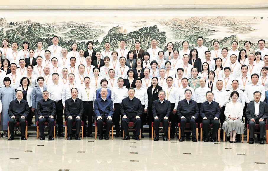 ●9月9日，黨和國家領導人習近平、李強、蔡奇、丁薛祥等在北京接見參加慶祝第四十個教師節暨全國教育系統先進集體和先進個人表彰活動代表。 新華社