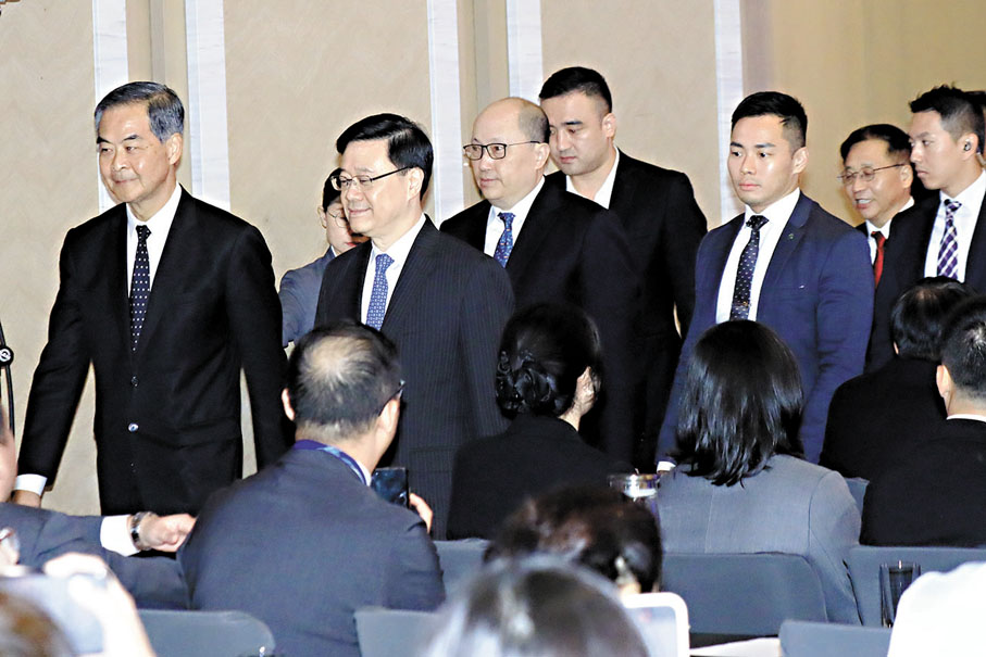 ●主禮嘉賓步入會場。 香港文匯報記者北山彥 攝