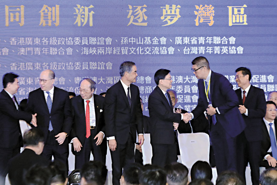 ●李家超在台上與連勝文握手。 香港文匯報記者北山彥 攝