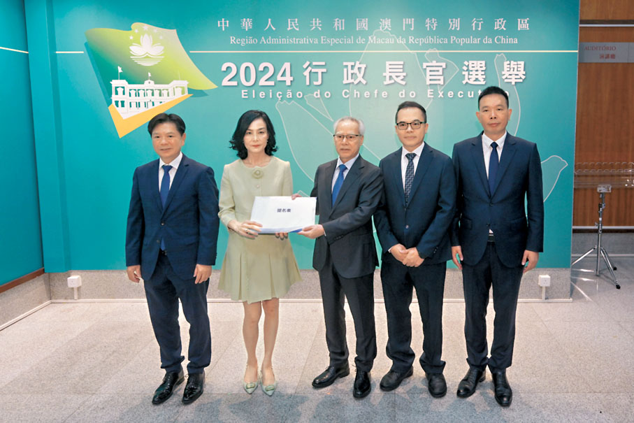 ●岑浩輝（左三）遞交提名表。中新社