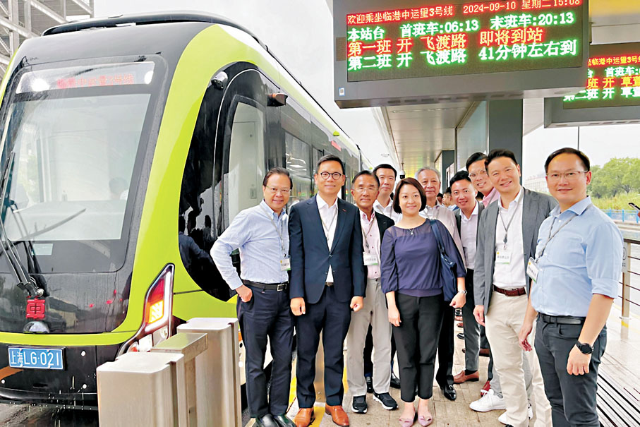 ●考察團在數字軌道氫能列車前合照。