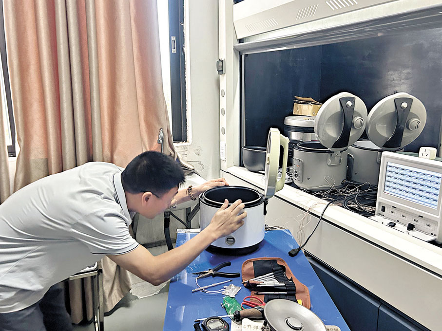 ●高博電器研發人員在進行電飯鍋技術研發。