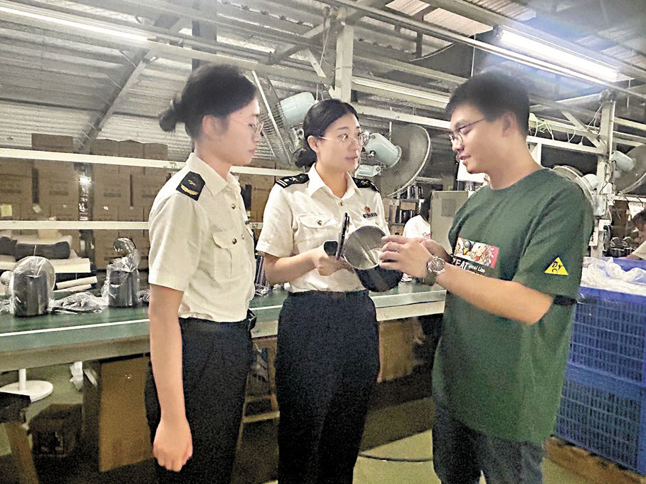 ●廉江海關關員在廣東高博電器公司調研生產和出口情況。
