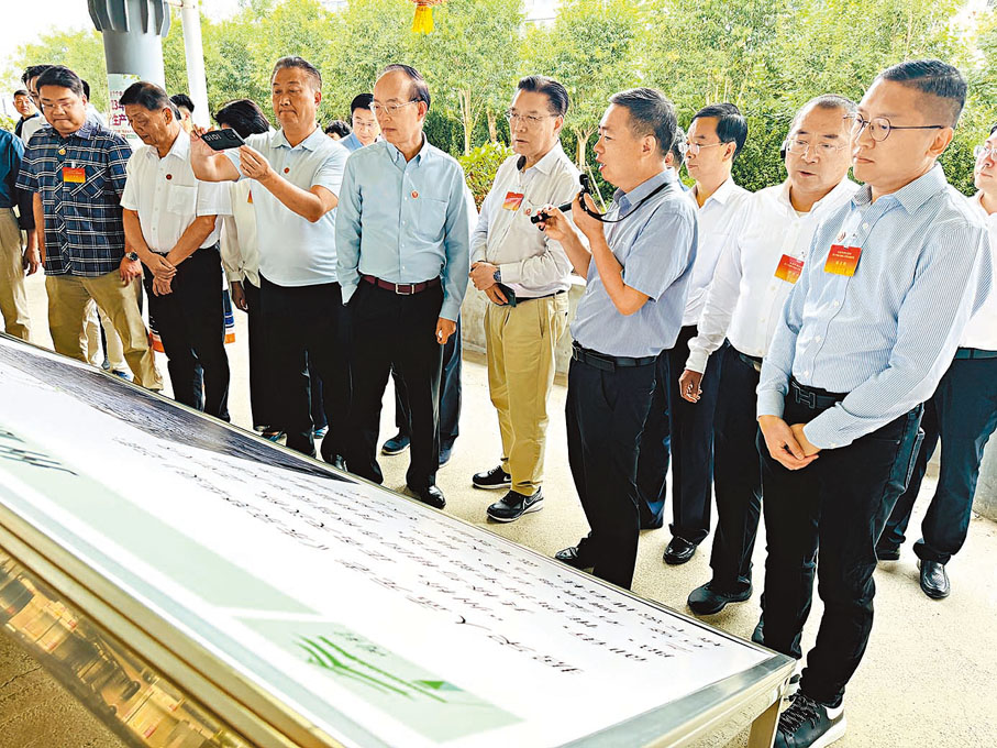 ●視察組視察州橋遺址。 香港文匯報記者劉蕊  攝