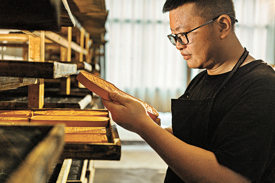 ●項頌在檢查並翻墨。 受訪者供圖