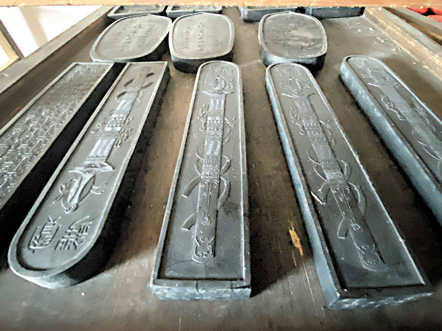 ●晾曬中的徽墨。 記者趙臣  攝