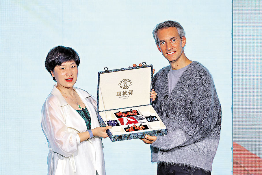 ●老佛爺百貨與中國老字號品牌瑞蚨祥互送禮物。