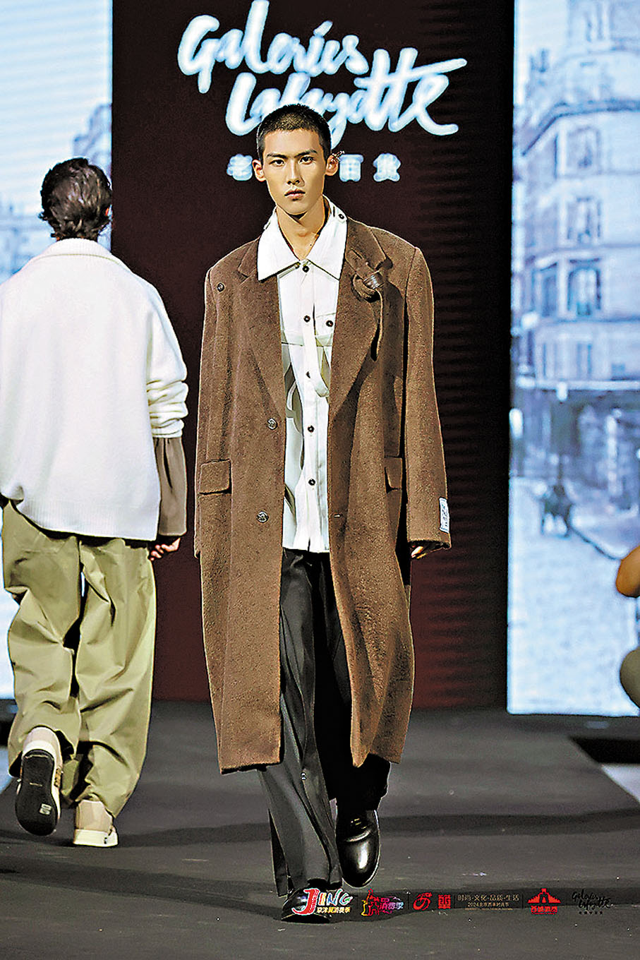 ●經典大衣、簡潔的連衣裙和高腰褲體現出戰後人們對實用與舒適的追求。