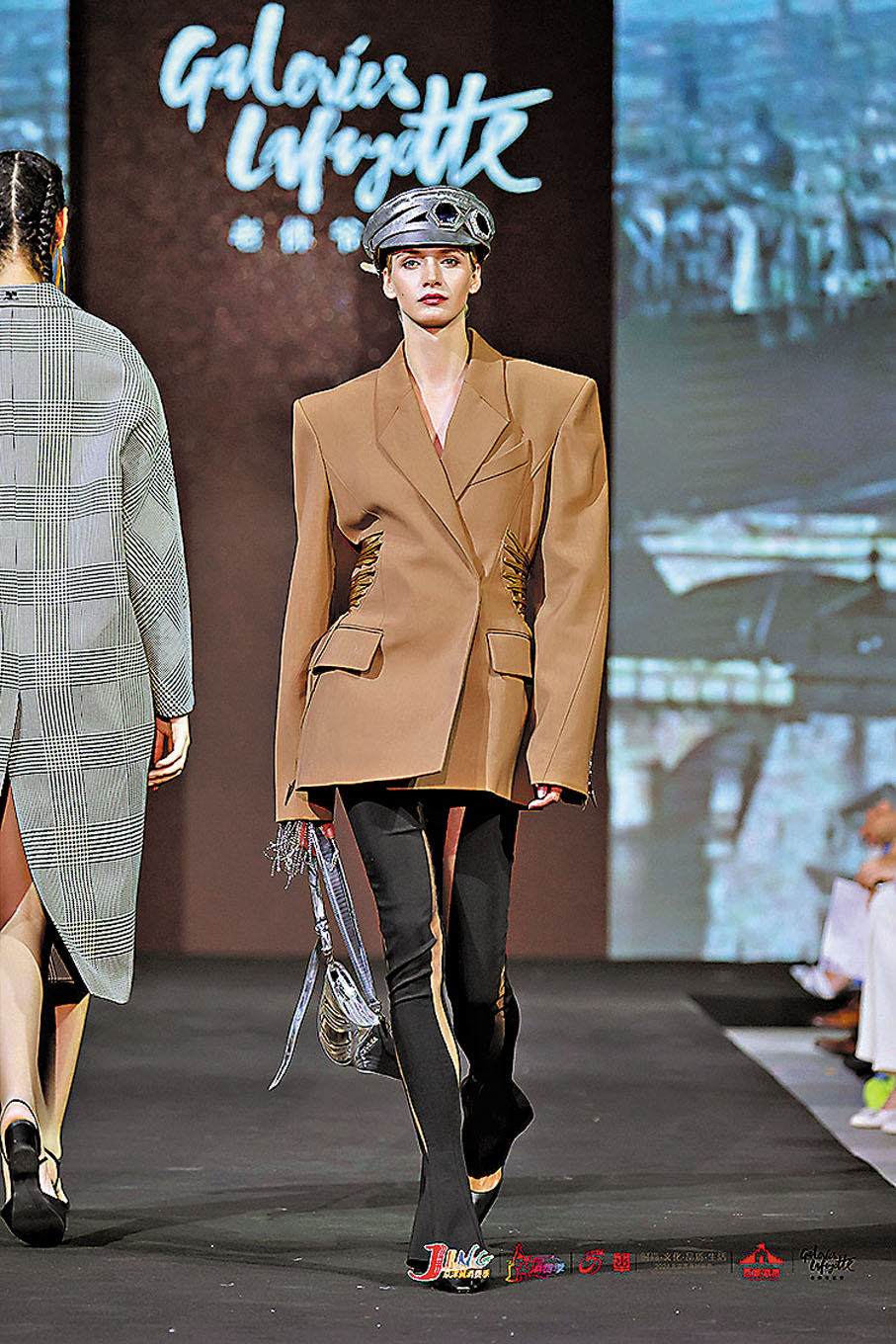 ●八零年代系列辦公室女郎風格的職場裝扮將都市女性的自信與力量呈現。