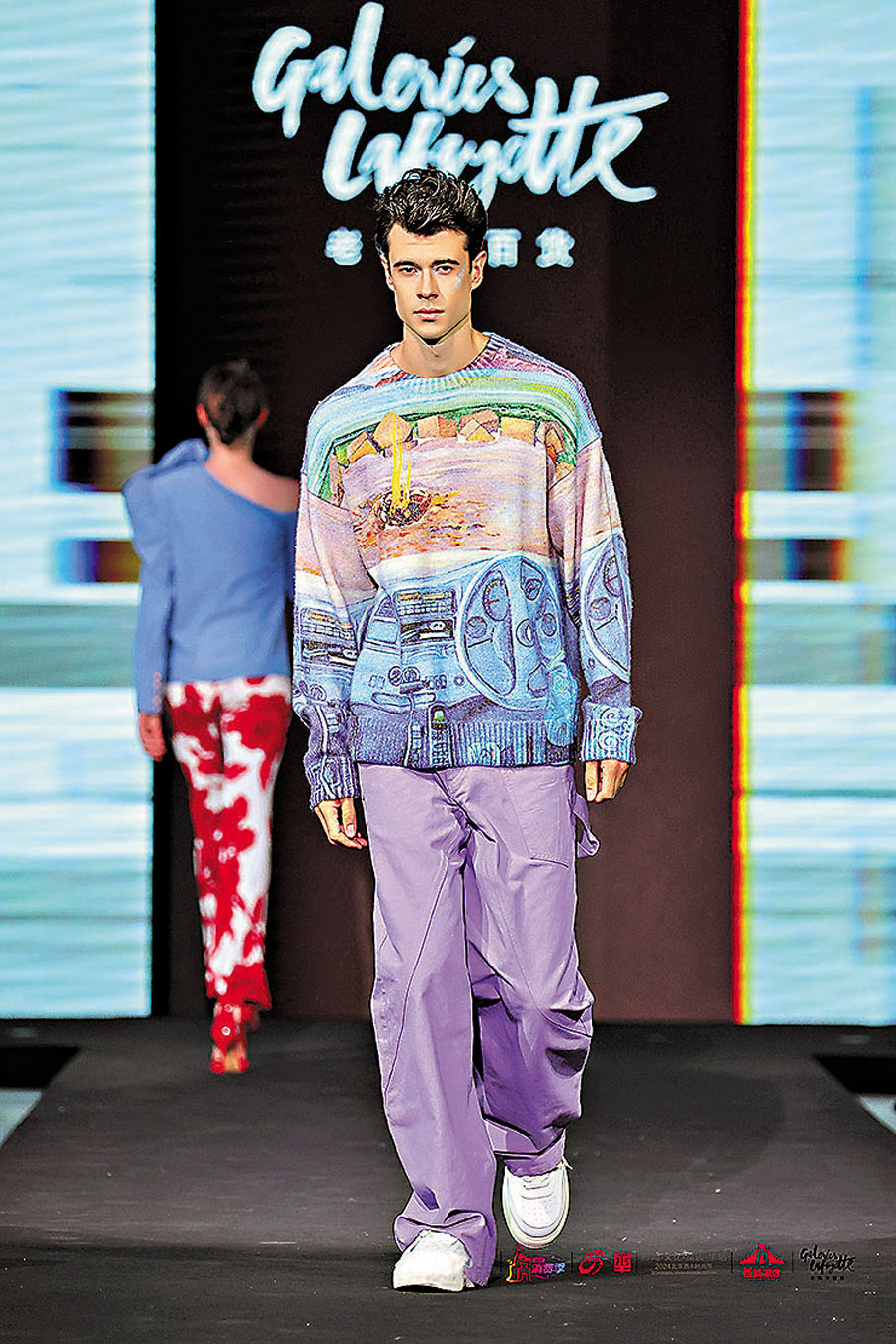 ●模特兒穿着融合高科技面料、智能穿戴和可持續材料的服裝。