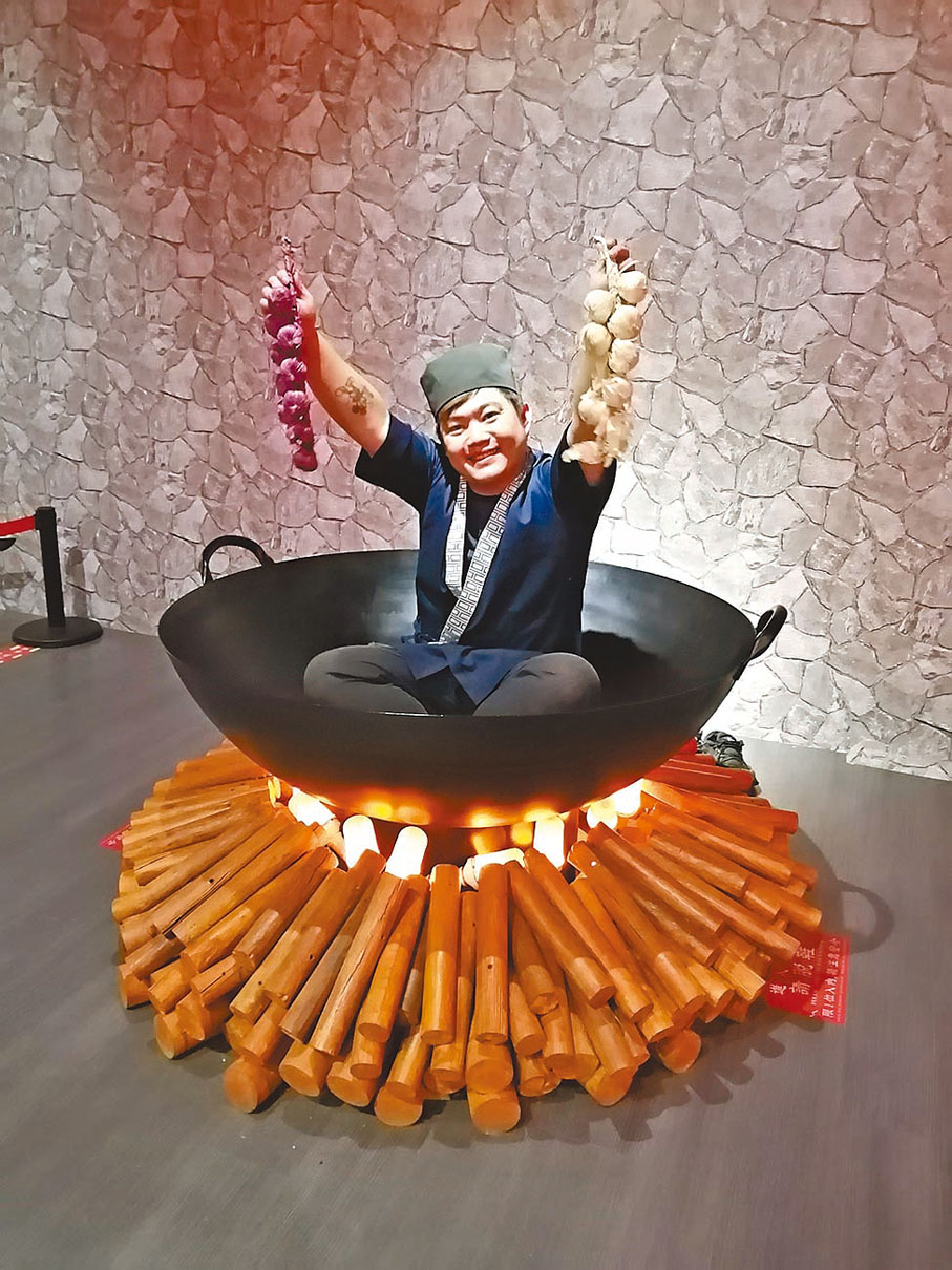 ●老闆親自示範「上刀山」、「下油鍋」的滋味。