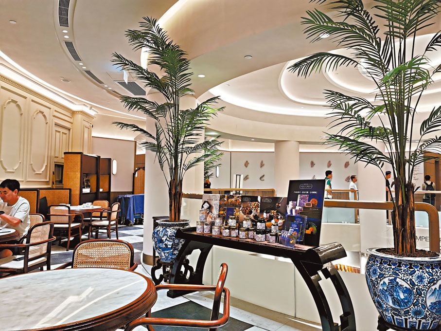 ●茶館以米白色作為主調，有點西洋懷舊風，空間感強。